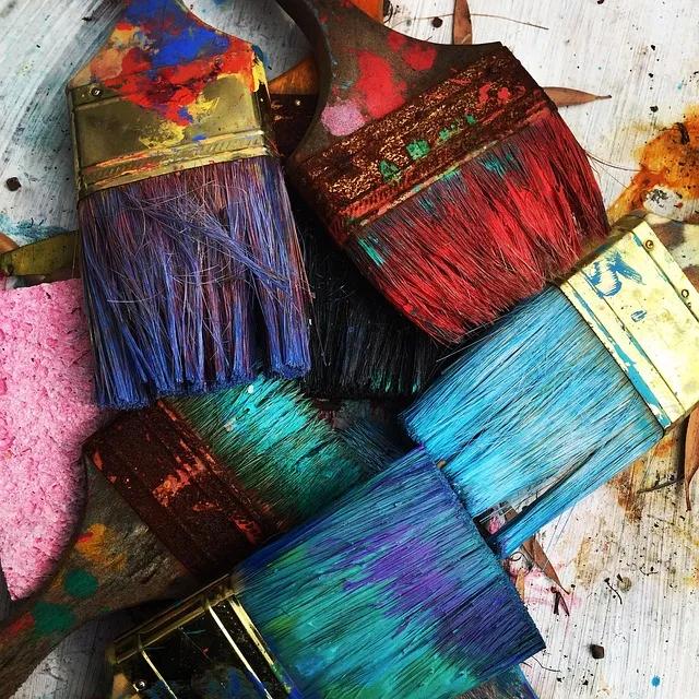 أدوات الرسم والفنون في حصة الإبداع