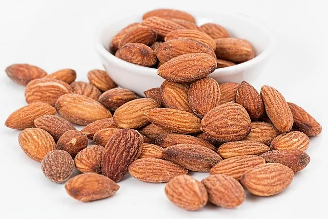 لوز محمّص مملّح