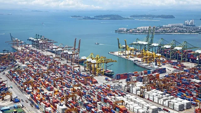 Container ship at port carrying Egyptian agricultural exports