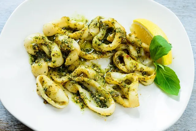 Calamars grillés au citron et persil
